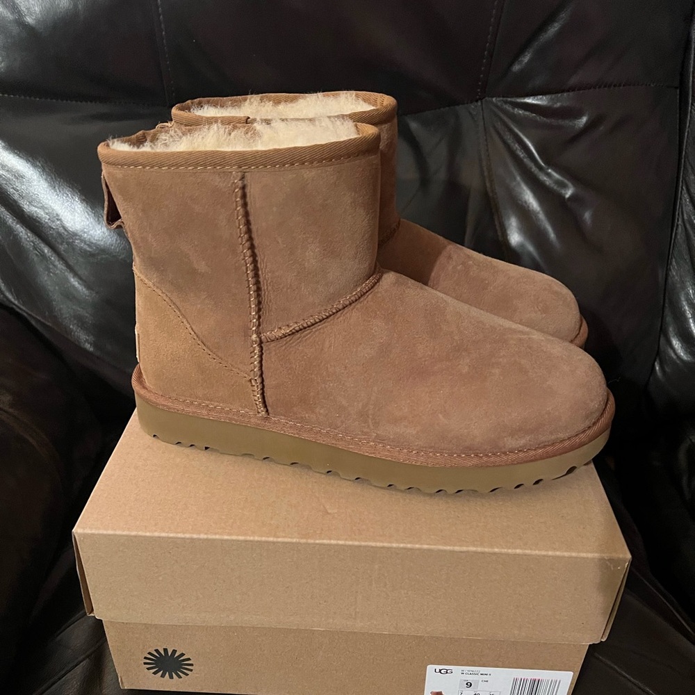 UGG Size 9 new woman’s
Classic Heritage Mini ll Sheepskin-Lined Suede Boots